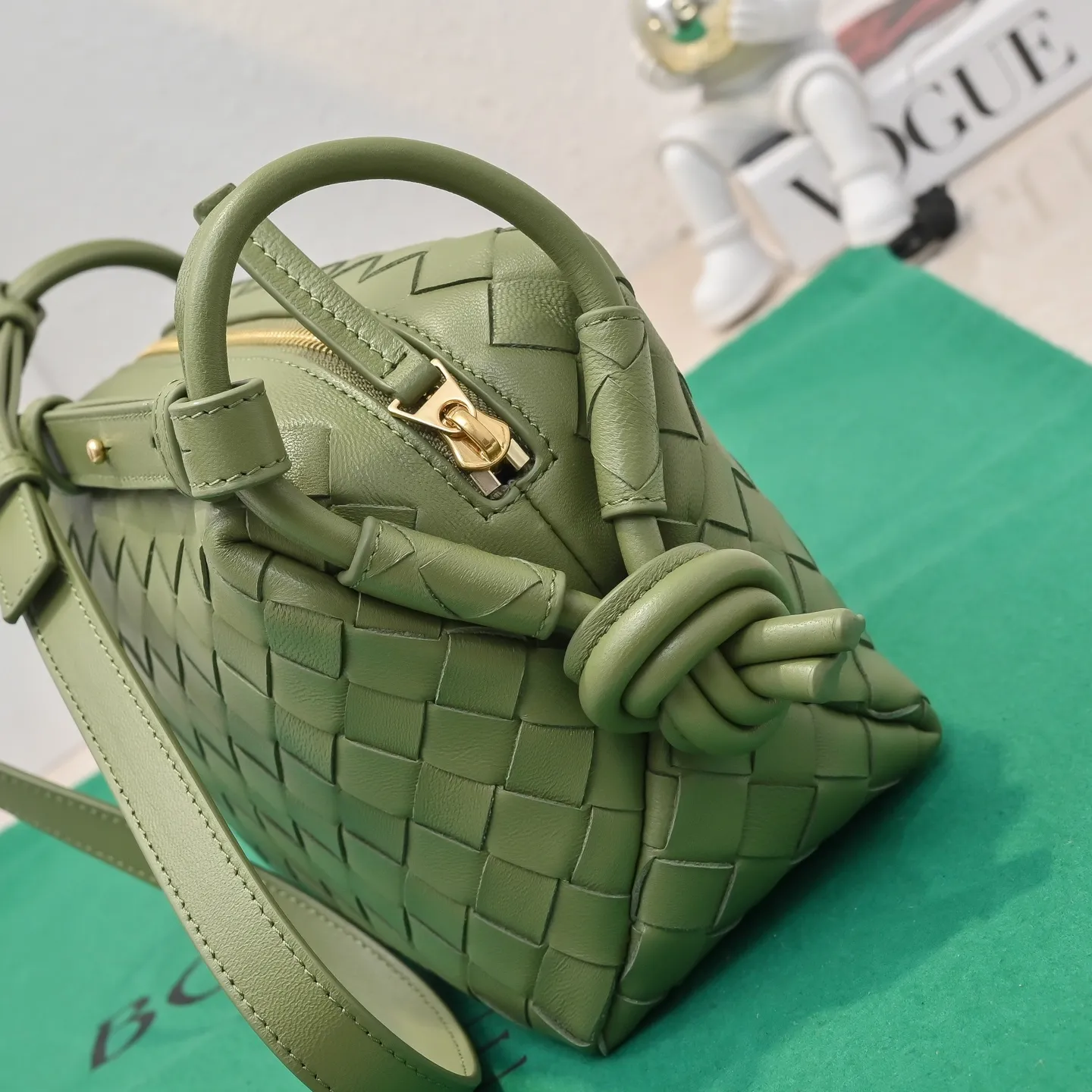 Batch 1360 BOTTEGA VENETA new loop is here! ! Many girls who like BV have owned the Loop bag. It has a simple appearance, classic weaving, and a compact and lightweight bag shape. This innovation continues the "camera bag" shape. Unlike the traditional Loop bag, which can only be worn as a crossbody bag, this innovation It can be carried by hand or cross-body, satisfying both the concave shape and daily needs. The oversized buckle can be folded and used as a handle. The sultry heat in summer ☀️ usually reduces people's desires. Having a lightweight bag will greatly enhance the happiness of traveling🫧 Style number: 6615 Size: 19*12*9cm